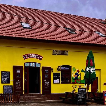Hrusicka Restaurace A Penzion Hrusice Bagian luar foto
