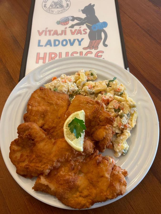Hrusicka Restaurace A Penzion Hrusice Bagian luar foto